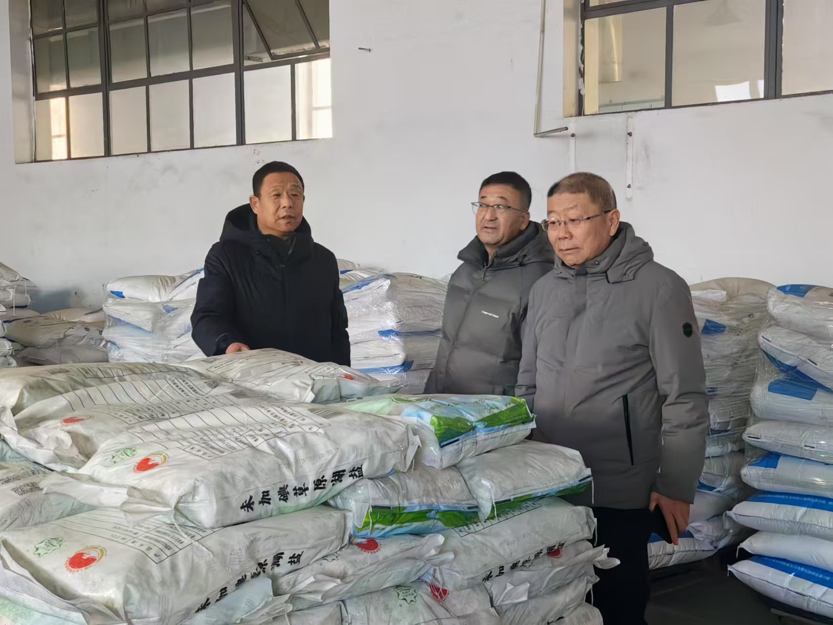 錫盟鹽業(yè)公司、額鹽公司聯(lián)合對張家口經(jīng)營部進行市場調(diào)研和年度經(jīng)營考核