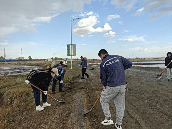 額鹽公司組織開(kāi)展“情暖雙節(jié)守初心，自主修路顯擔(dān)當(dāng)”主題黨日活動(dòng)