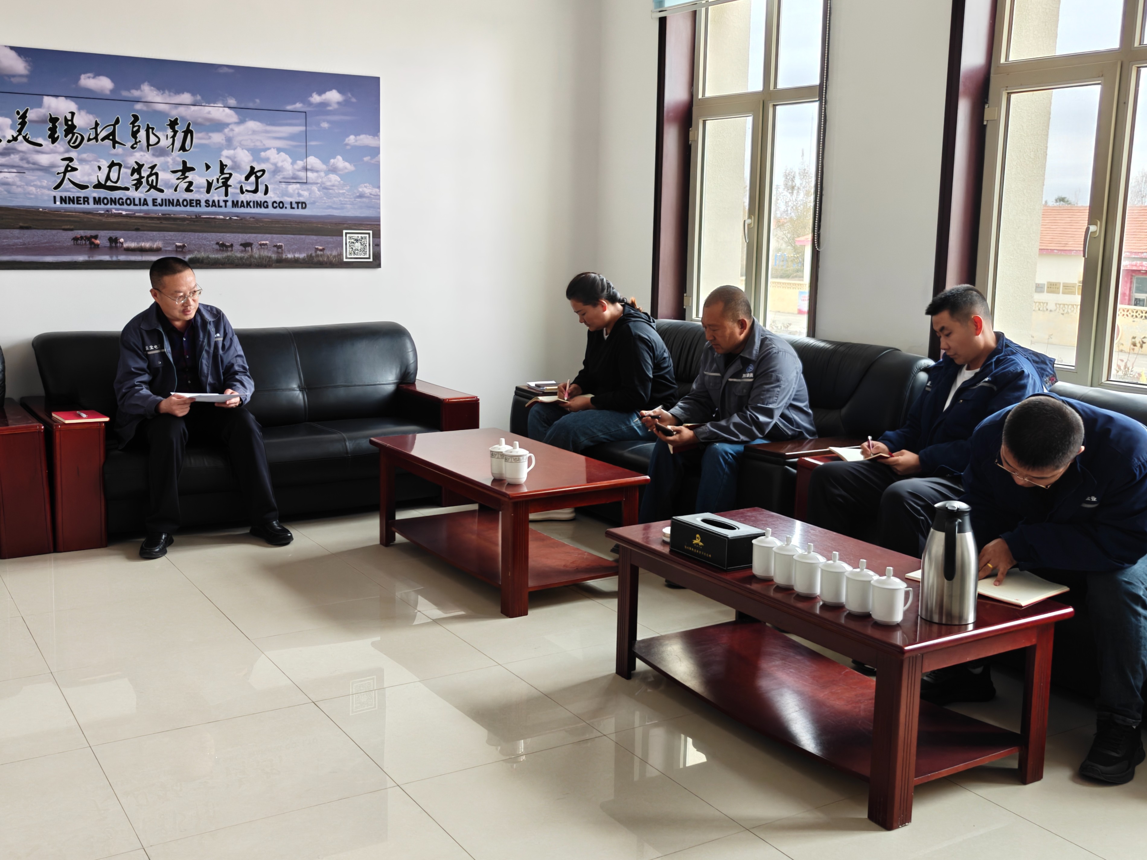 額鹽公司黨委委員、紀(jì)委書記與支委開展集體談心談話