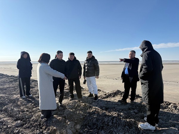 額鹽公司聯(lián)合東烏旗政府多部門現(xiàn)場(chǎng)辦公，聚力推進(jìn)額吉淖爾鹽湖旅游項(xiàng)目