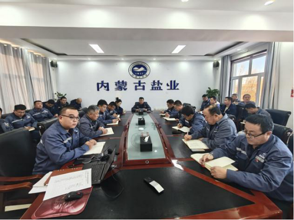 額鹽公司舉辦學(xué)習(xí)貫徹黨的二十屆四中全會(huì)精神蒙鹽集團(tuán)宣講團(tuán)報(bào)告會(huì)