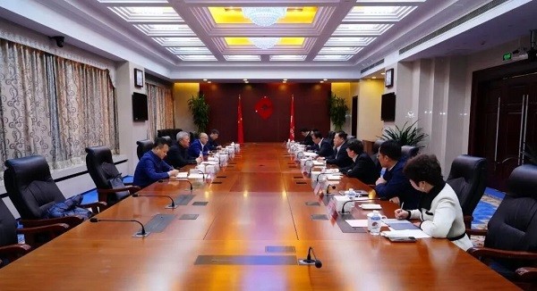 申兆軍會(huì)見蒙鹽集團(tuán)黨委書記、 董事長(zhǎng)袁肅一行